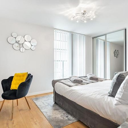 Stunning Apartment With Underground Parking! London Exteriör bild