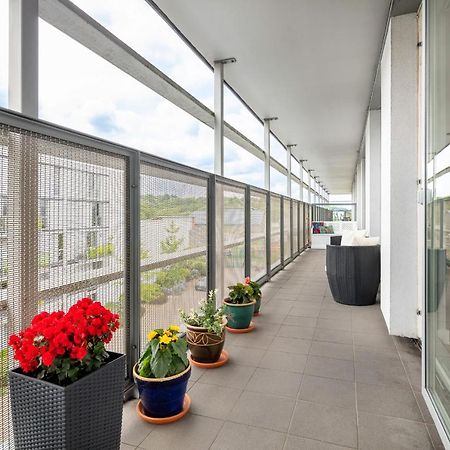 Stunning Apartment With Underground Parking! London Exteriör bild