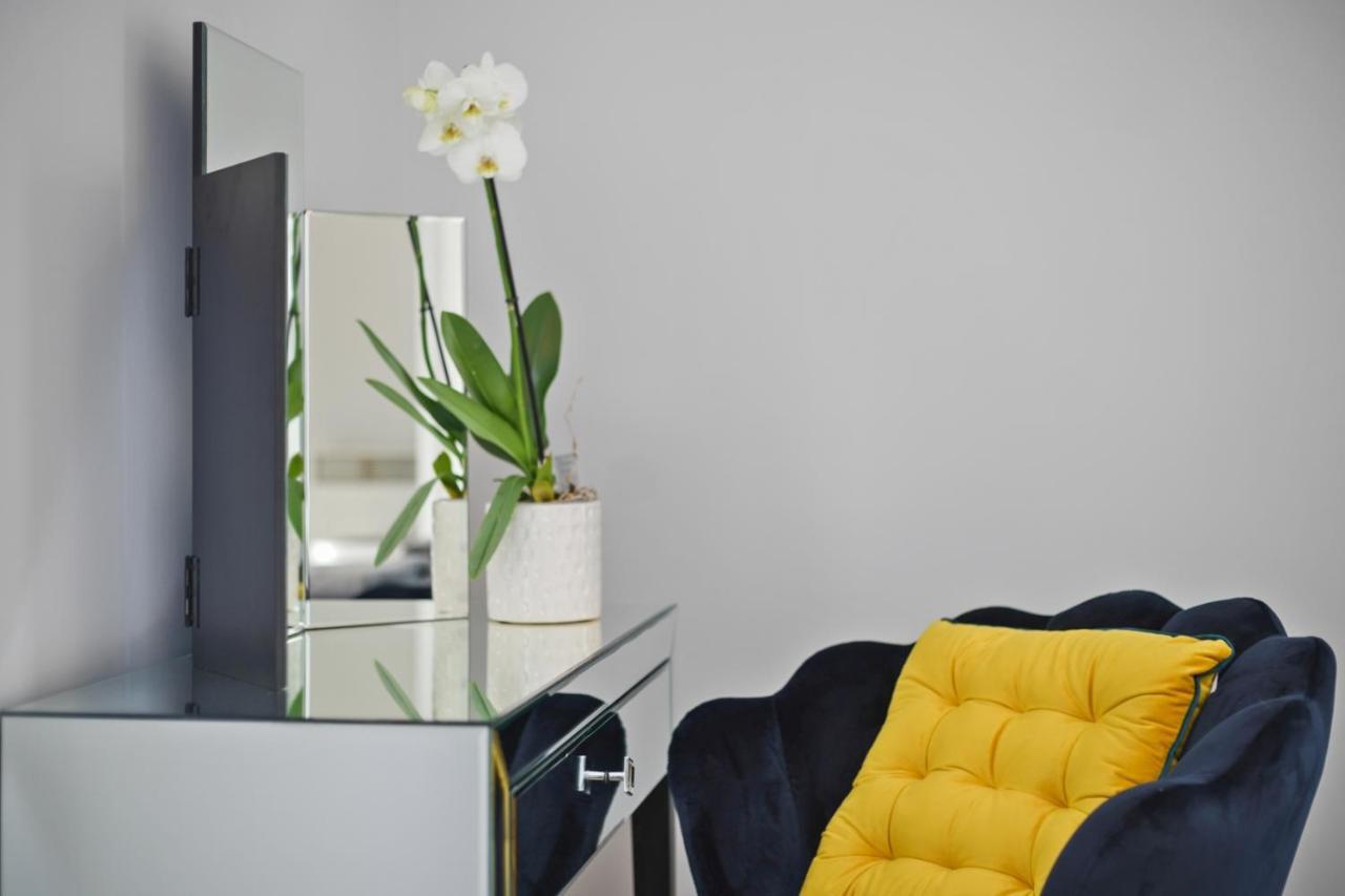 Stunning Apartment With Underground Parking! London Exteriör bild