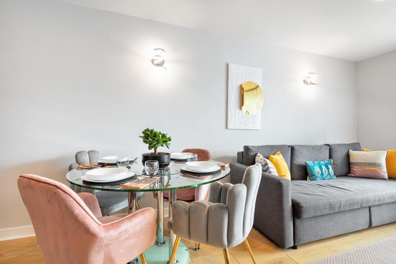 Stunning Apartment With Underground Parking! London Exteriör bild