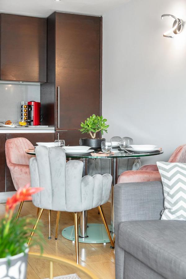 Stunning Apartment With Underground Parking! London Exteriör bild