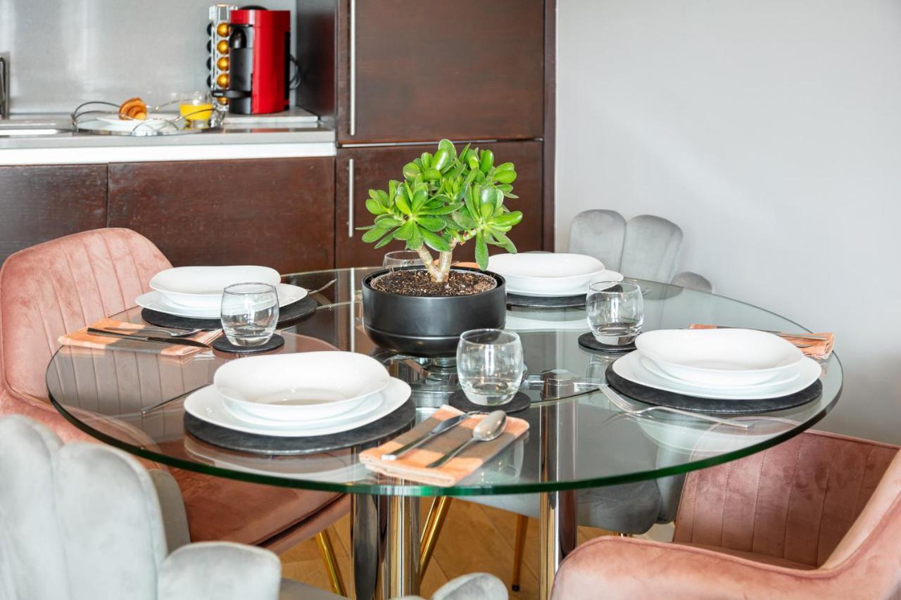 Stunning Apartment With Underground Parking! London Exteriör bild