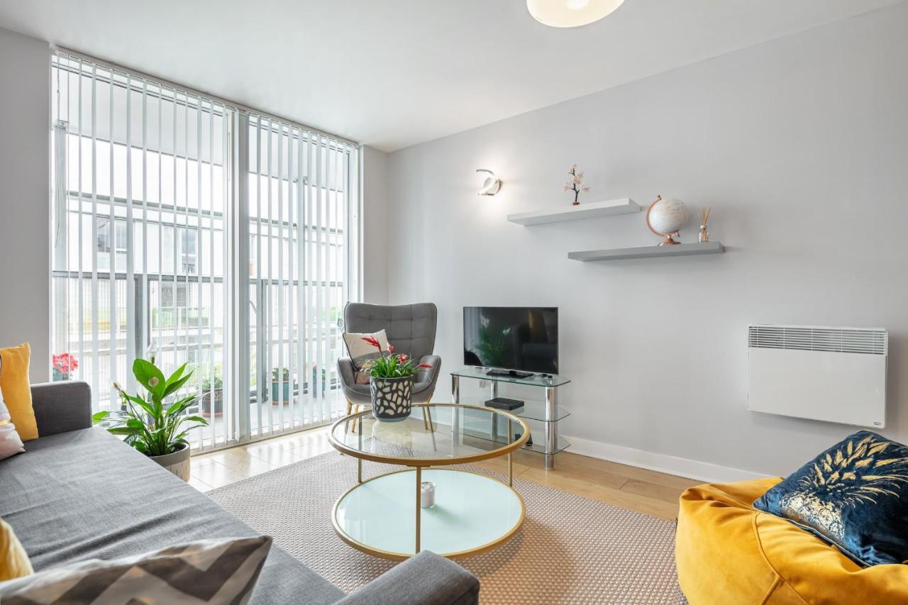 Stunning Apartment With Underground Parking! London Exteriör bild