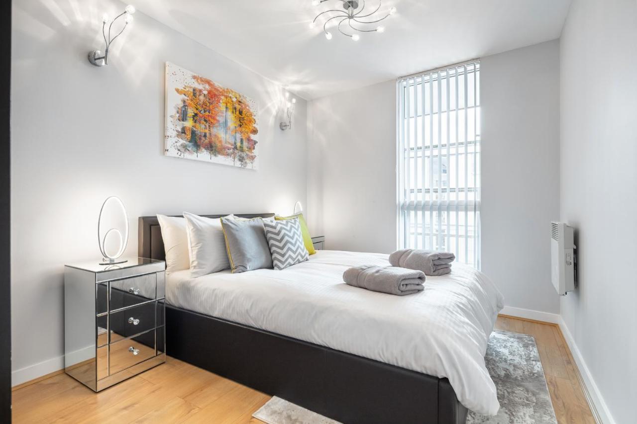 Stunning Apartment With Underground Parking! London Exteriör bild