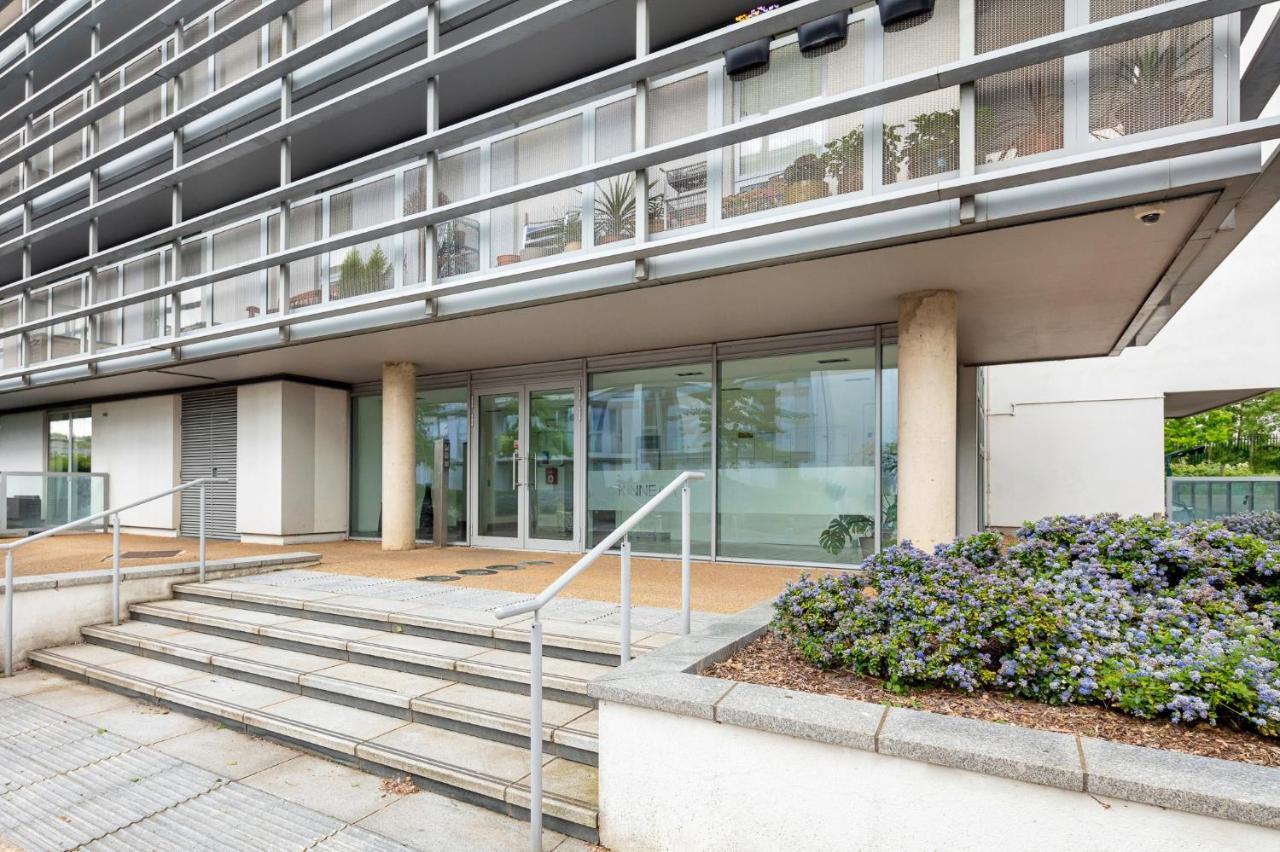 Stunning Apartment With Underground Parking! London Exteriör bild
