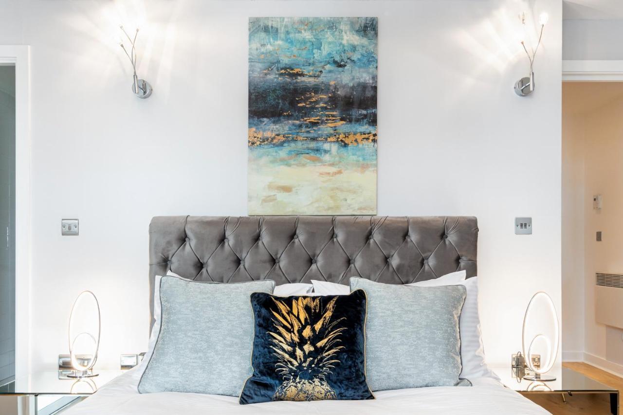 Stunning Apartment With Underground Parking! London Exteriör bild