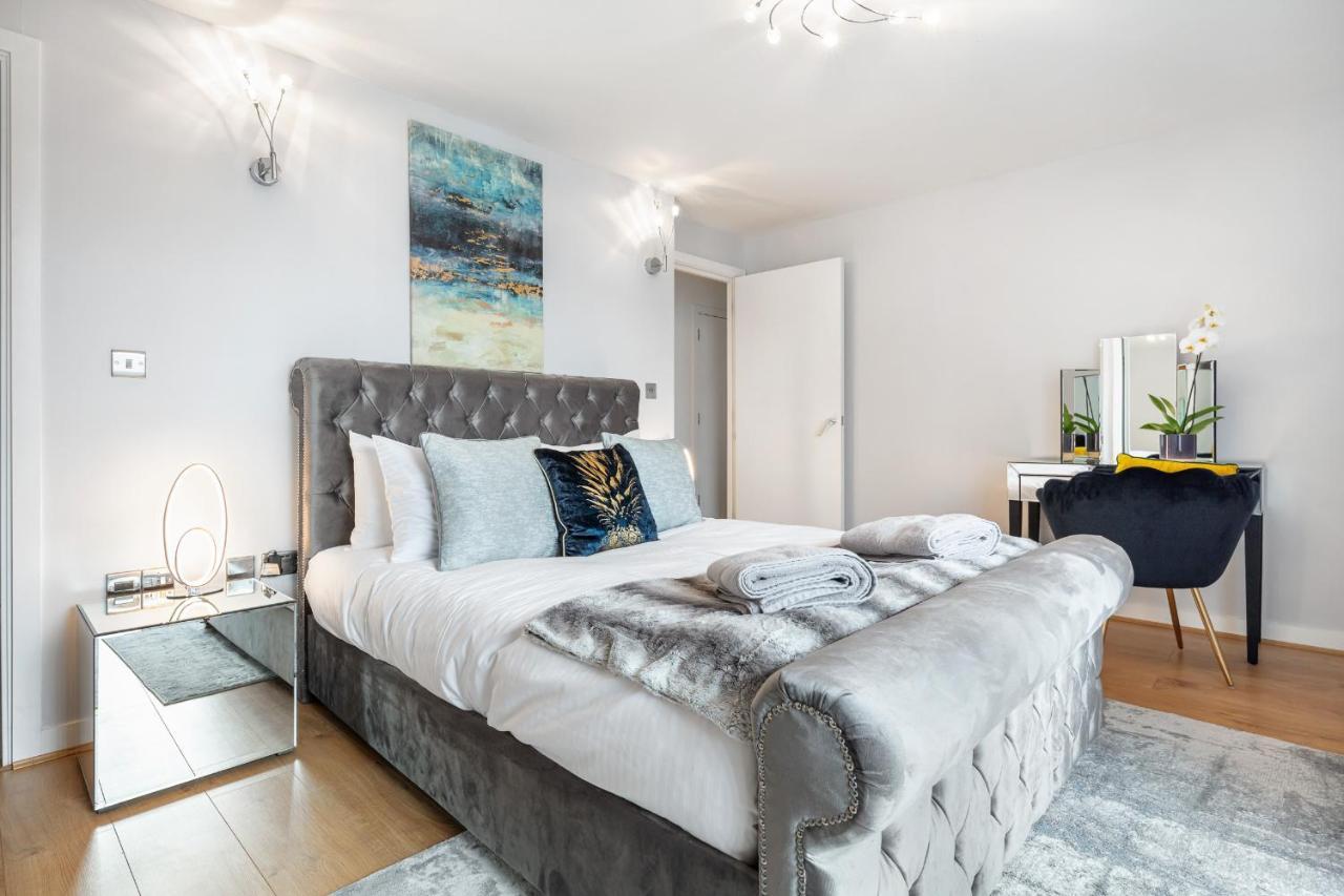 Stunning Apartment With Underground Parking! London Exteriör bild