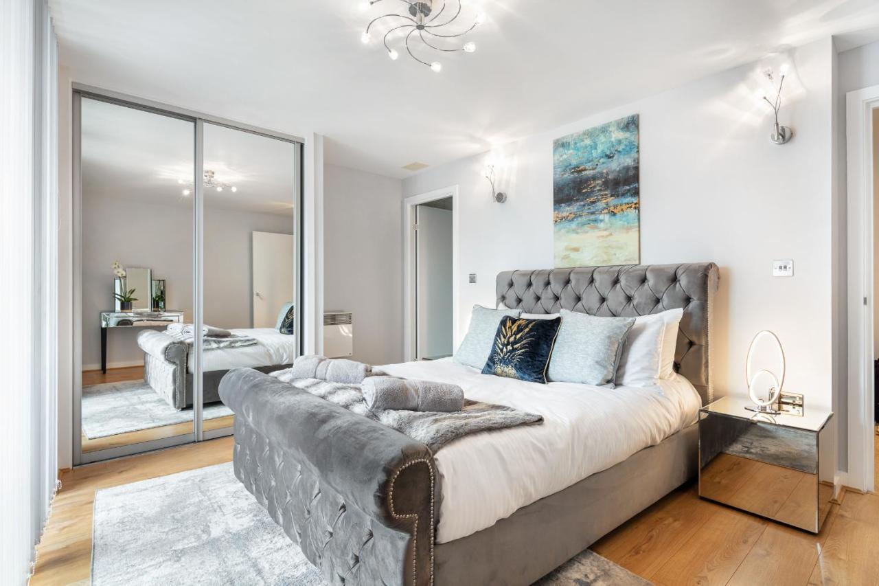 Stunning Apartment With Underground Parking! London Exteriör bild