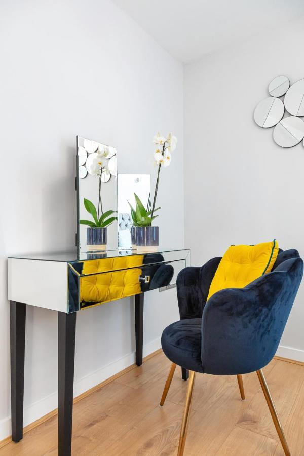 Stunning Apartment With Underground Parking! London Exteriör bild