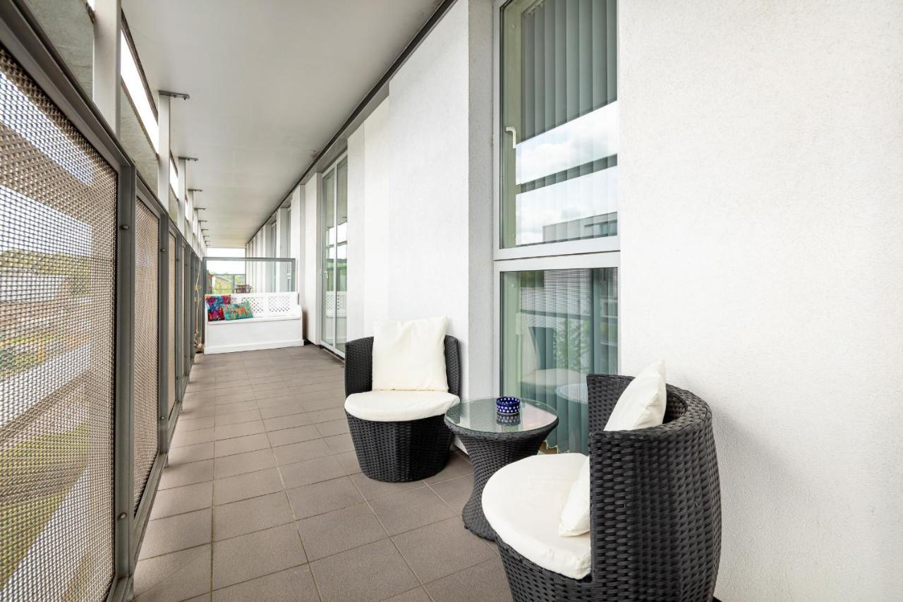 Stunning Apartment With Underground Parking! London Exteriör bild