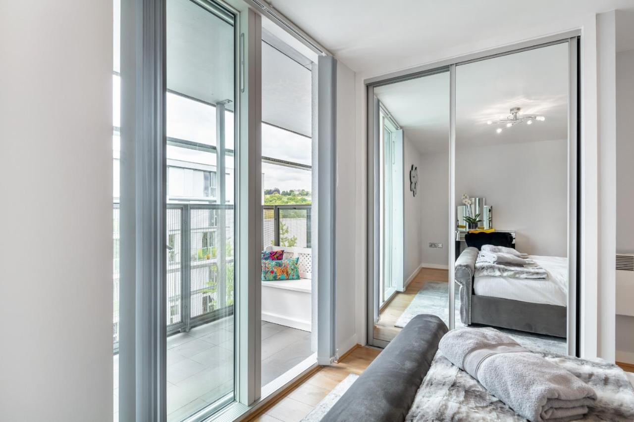 Stunning Apartment With Underground Parking! London Exteriör bild