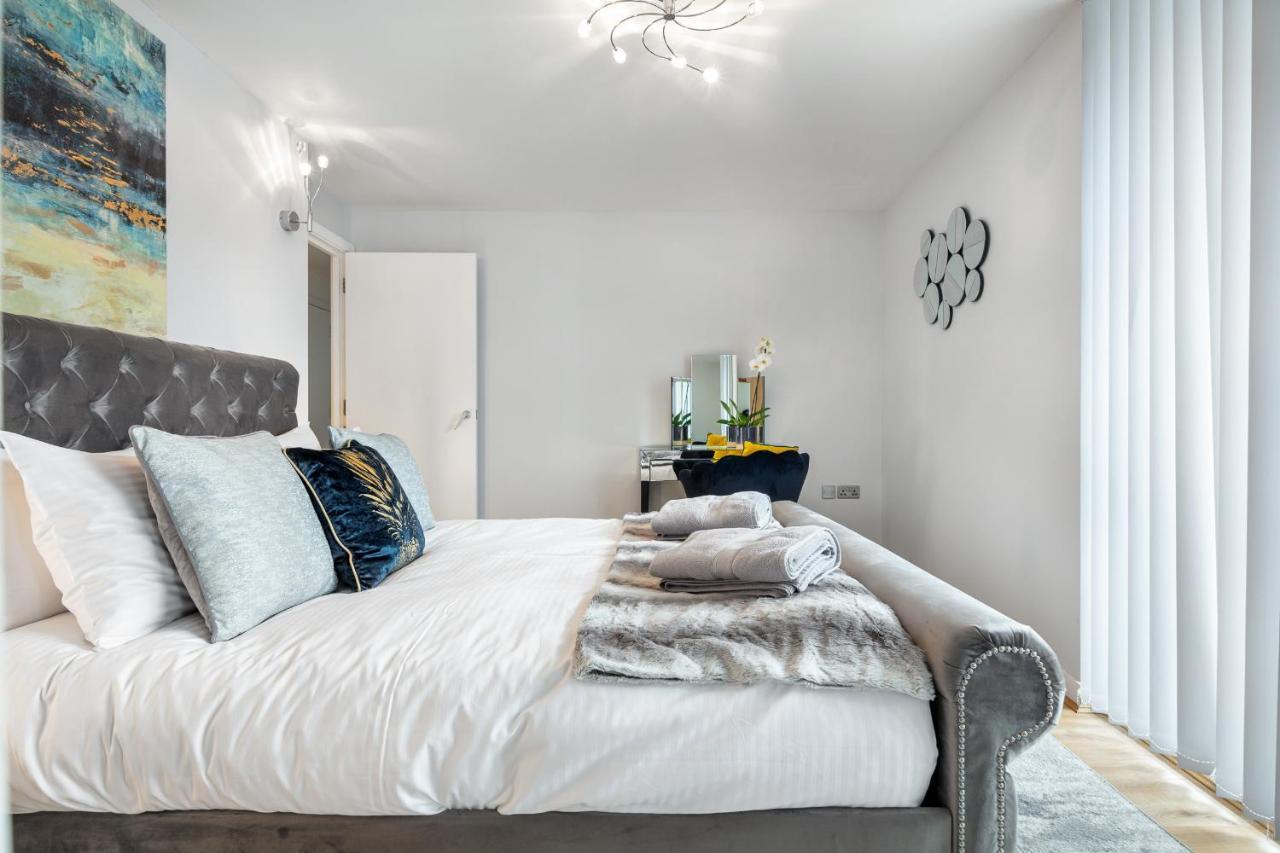 Stunning Apartment With Underground Parking! London Exteriör bild