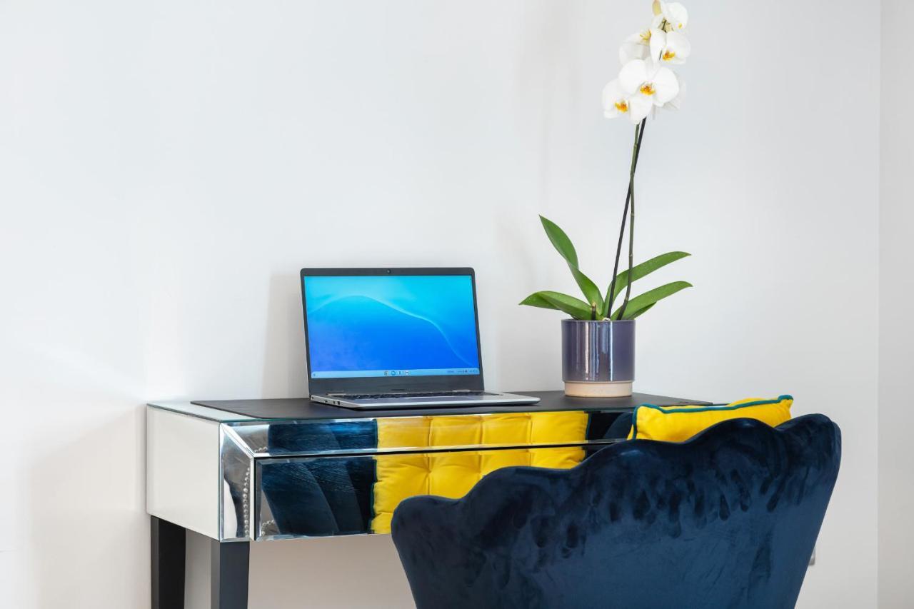 Stunning Apartment With Underground Parking! London Exteriör bild