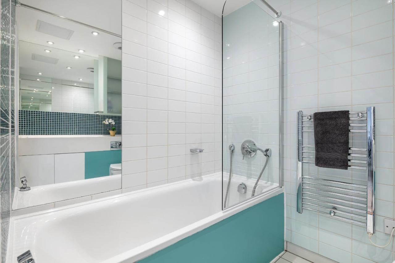 Stunning Apartment With Underground Parking! London Exteriör bild