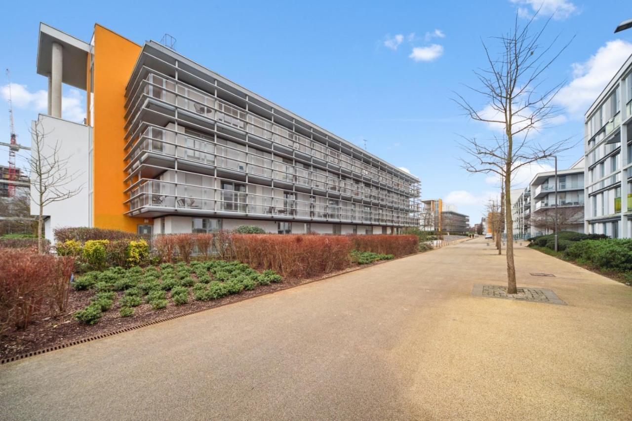 Stunning Apartment With Underground Parking! London Exteriör bild