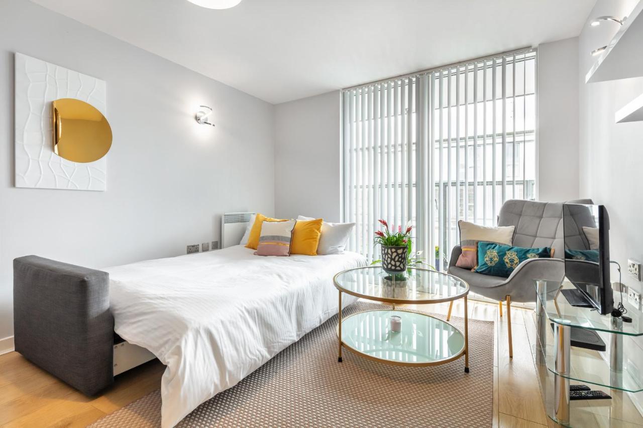 Stunning Apartment With Underground Parking! London Exteriör bild