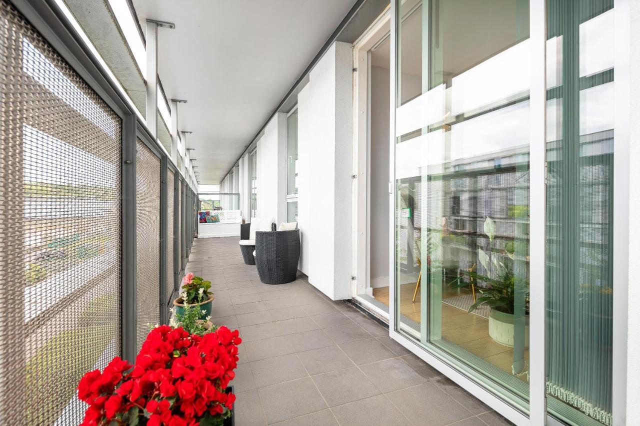 Stunning Apartment With Underground Parking! London Exteriör bild