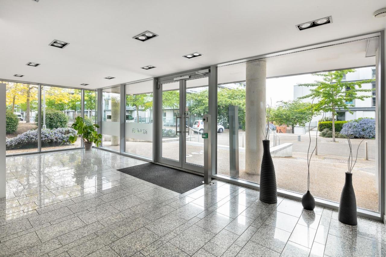 Stunning Apartment With Underground Parking! London Exteriör bild